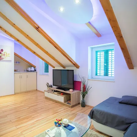 House Sandra سبليت