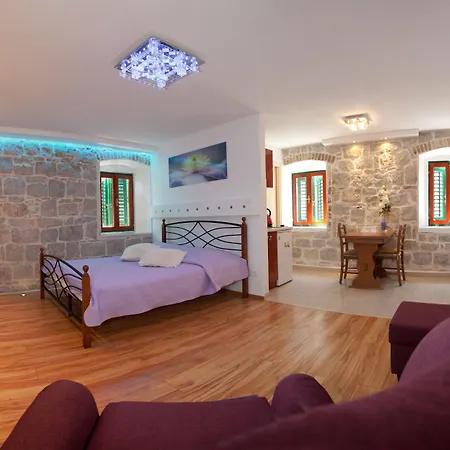 House Sandra سبليت