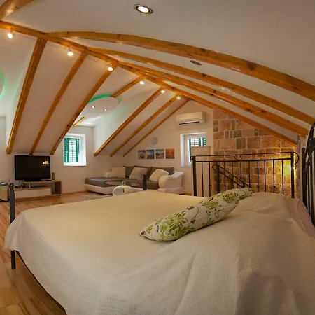 House Sandra سبليت